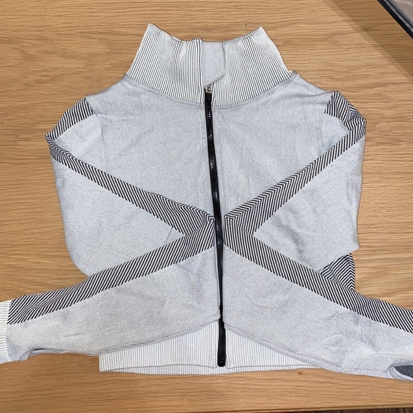 Zip up cropped seamless jacket (Astoria Activewear) - Picture 2 of 3